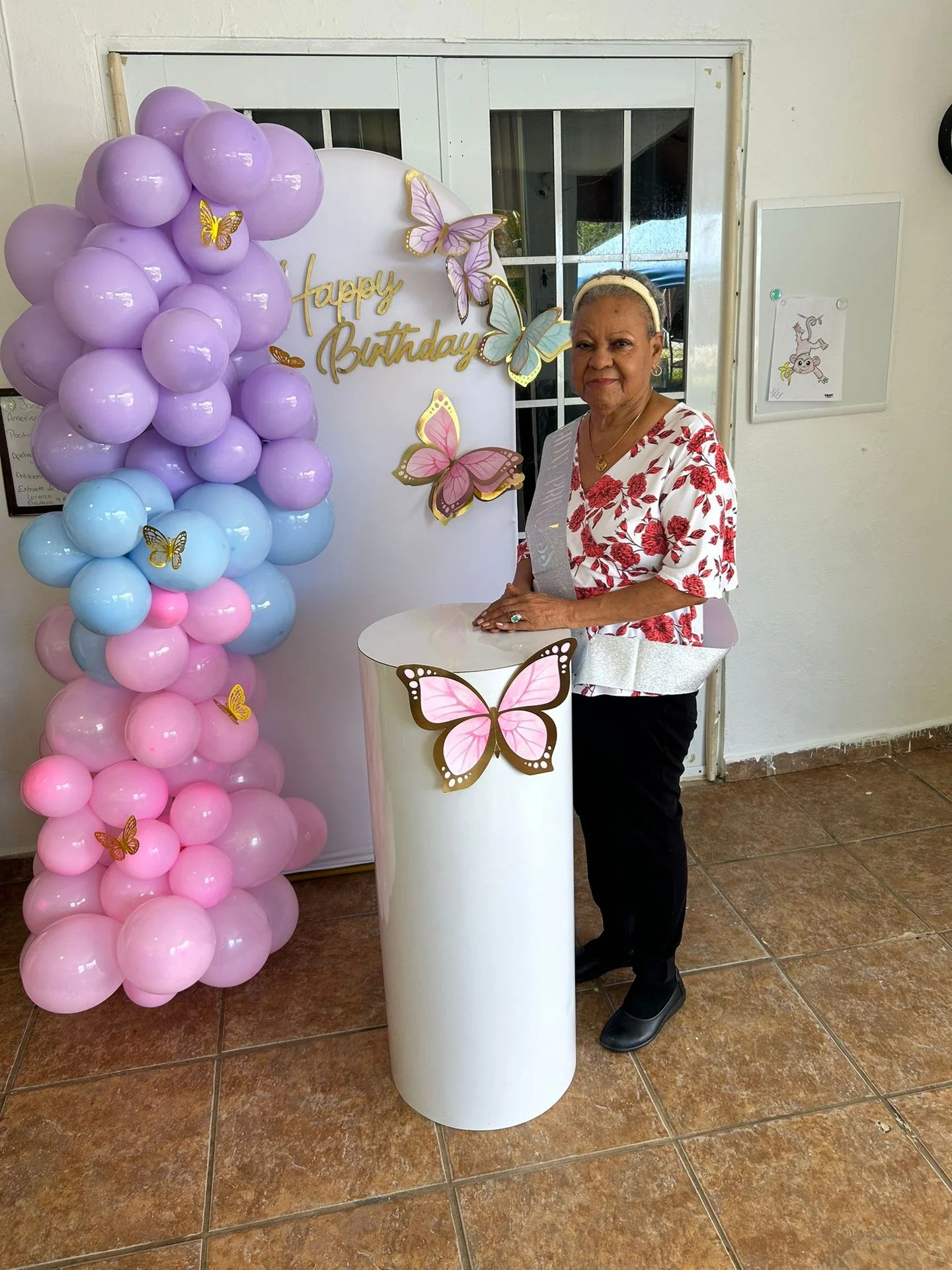Residente en una celebración de cumpleaños con mariposas