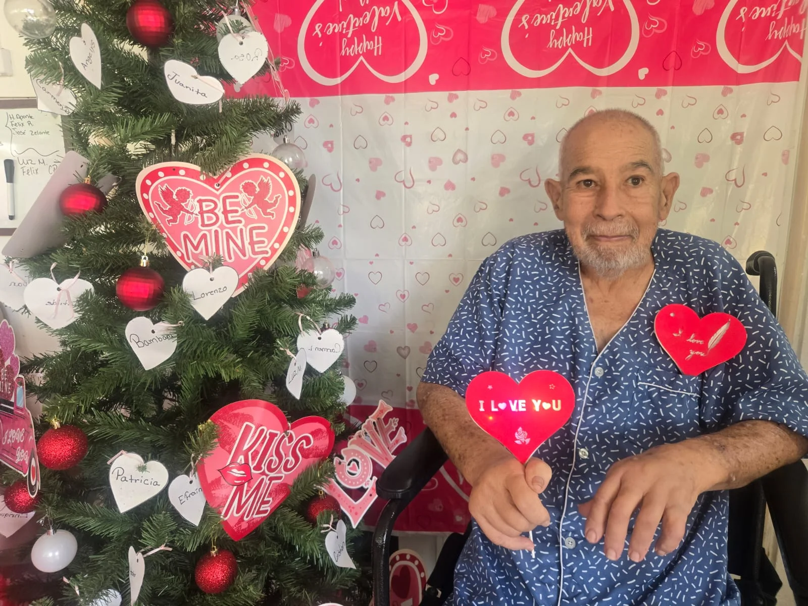 Residente participando en una actividad de San Valentín